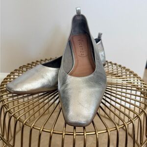 ✨ Vicenza Metallic Silver Flats – Size 8 (EU 39)